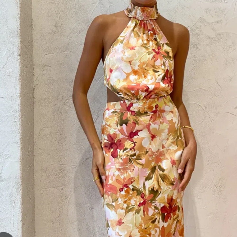 Floral backless dress 🌸